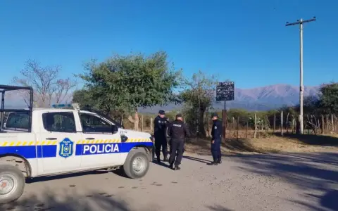 La policía presente en el lugar donde encontraron a Irineo Olivera