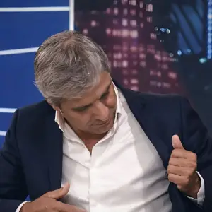Cuánto cuesta el saco que usa el ministro Luis Caputo y que compra en el exterior