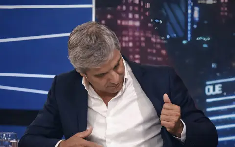 Caputo mostrando la etiqueta de su traje en LN+