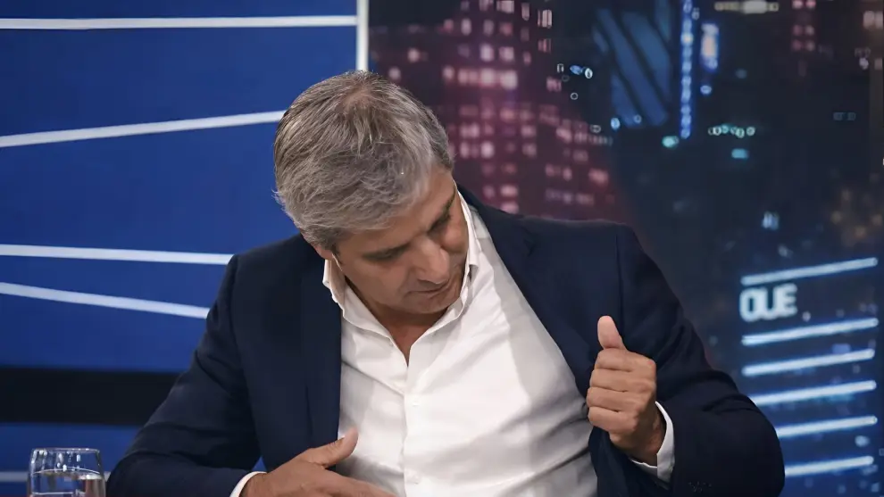 caputo Mostrando su la etiqueta de su traje en LN+