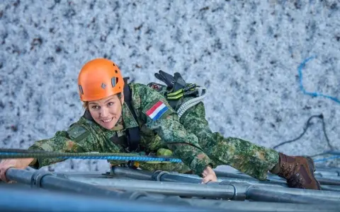 La reina Máxima se unió al Ejército para ser soldado.
