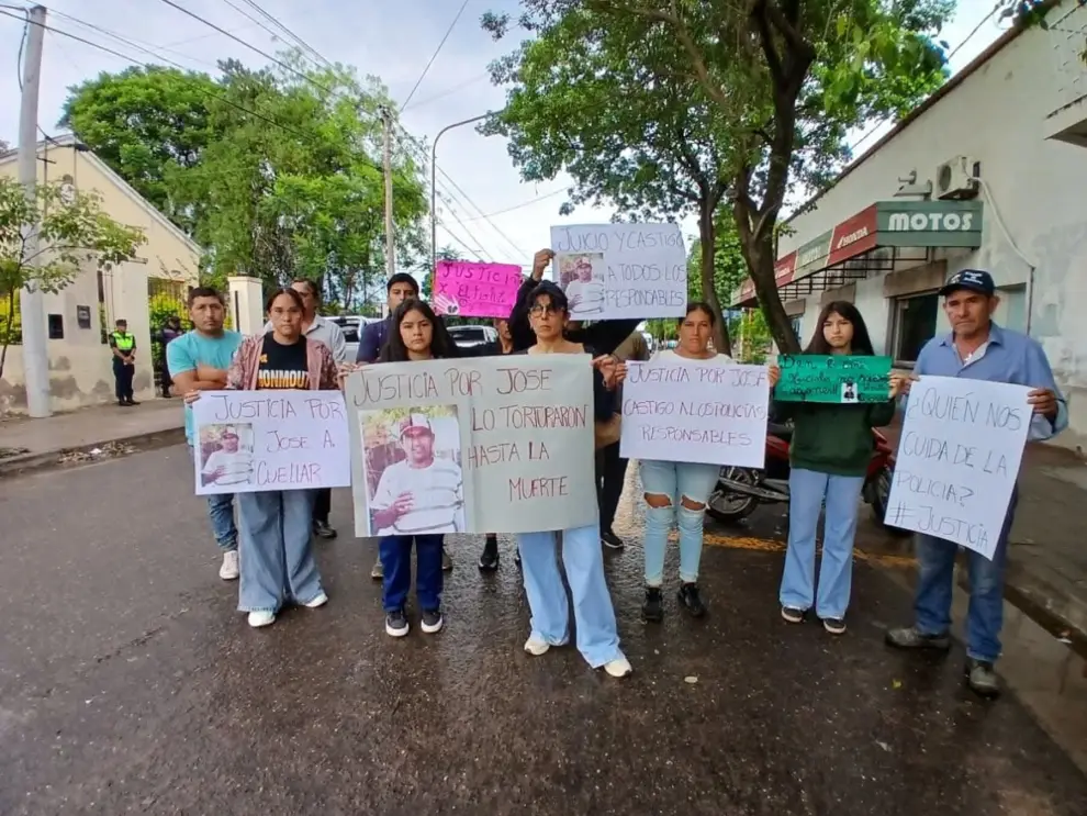 Familiares y amigos de "Niti" Cuellar afuera de la fiscalía de Joaquín. V. González