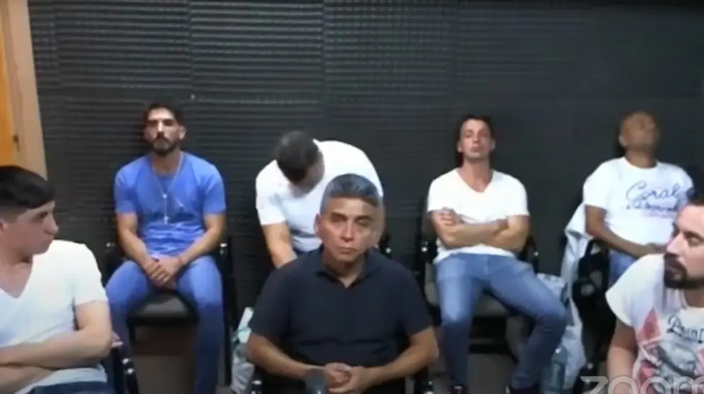Erwin Loza, al frente y en el medio del grupo al escuchar la sentencia. (captura de youtube foto TN)