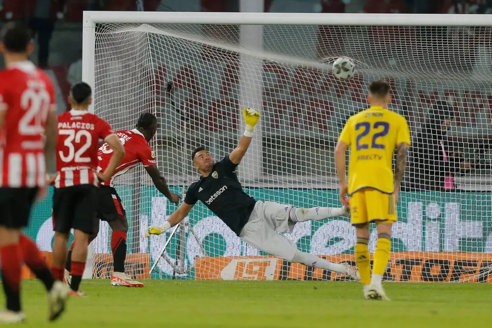 Cetré anotando un gol de penal a Boca en semifinales de la Copa de la Liga en 2024