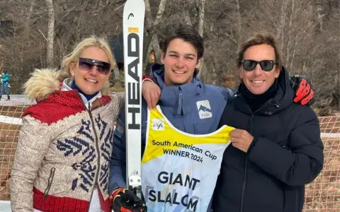 Tiziano, junto a sus padres Valeria Mazza y Alejandro Gravier.