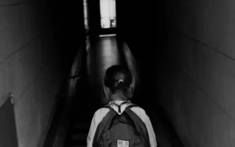 Niña yendo a clases.