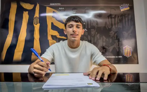 El volante salteño Paulo Bustos, en el momento que tanto esperó: la rúbrica de su primer contrato profesional en el canalla.