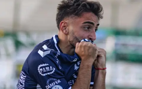Juan Ignacio Capano besándose el escudo de Quilmes, club en el que jugó desde las inferiores.