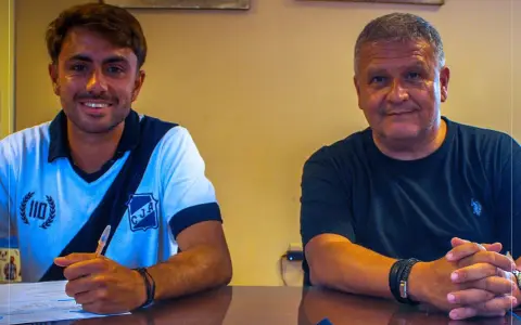 Facundo Mateo, junto al presidente de Juventud Antoniana Juan Carlos Segura.