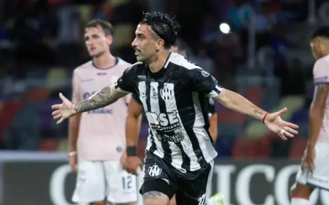 Michael Santos convierte su primer gol con la camiseta del ferroviario santiagueño en la noche de su debut.