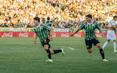 Nicolás Cordero festeja con algarabía el empate agónico del tiburón marplatense.
