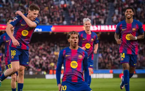 Lamine Yamal celebra su golazo desde fuera del área, en la goleada del Barcelona al Mallorca en el Camp Nou.