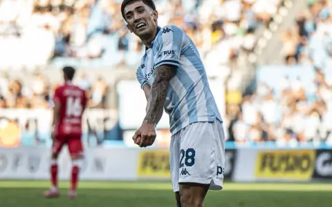 Santiago Solari celebra el segundo gol de Racing en su victoria ante Argentinos.