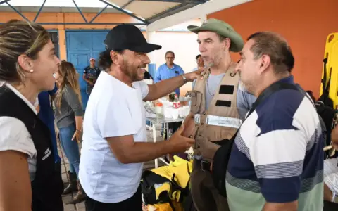 El gobernador Sáenz visitó las zonas inundadas.