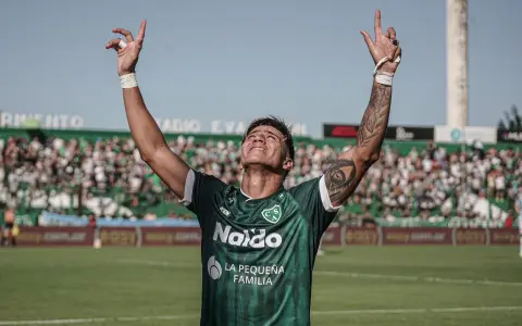 Junior Marabel extiende sus brazos al cielo para celebrar su gol, el primero de la victoria de Sarmiento ante Atlético.