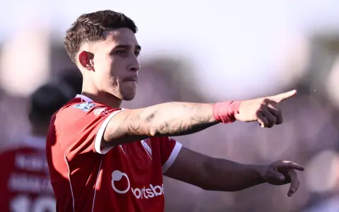 Santiago Montiel celebra así el gol del triunfo del rojo de Avellaneda ante Platense.