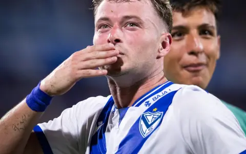 Matías Pellegrini festeja su doblete ante Boca en Liniers.