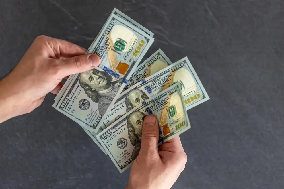 Dolares