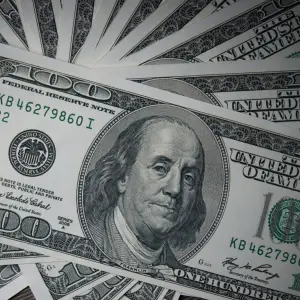 El dólar cayó por debajo de los $1400 y alcanzó su valor más bajo desde octubre