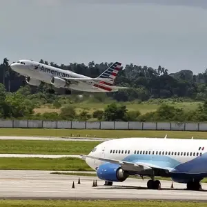 Cuba se quedó sin combustible para aviones y hay miles de turistas varados