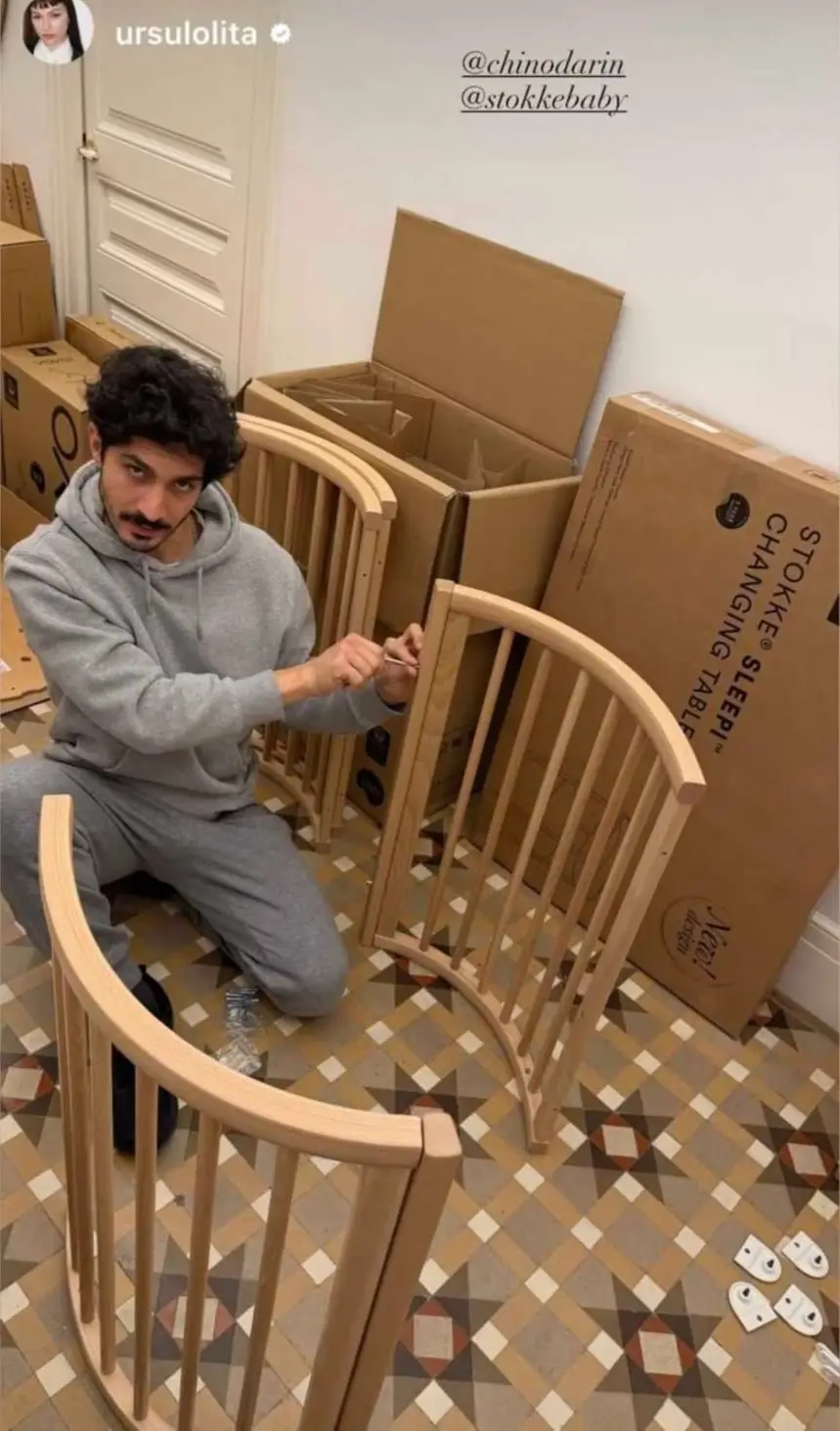 El Chino Darín en pleno armado de la cuna de su bebé.