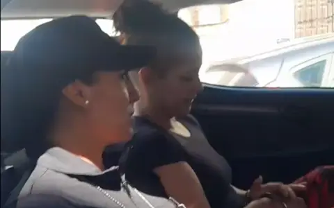Luly Oviedo, esposada dentro del móvil policial.