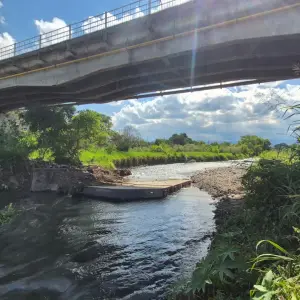 Peligro de derrumbe en Santa Lucía: un puente con obras repetidas vuelve a cerrar por fallas estructurales