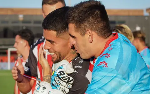 El arquero de Barracas Marcelo Miño felicita a Iván Tapia, figura destacada en el triunfo de Barracas ante Gimnasia (LP).