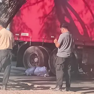 Un ciclista murió luego de ser aplastado por un camión cerca del Hospital Materno Infantil
