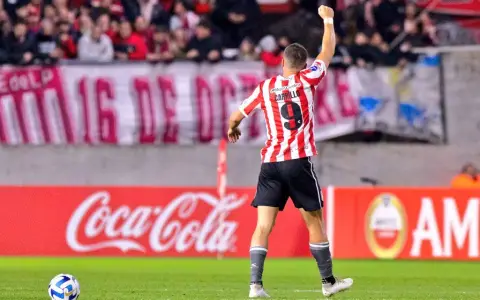 El legendario Guido Carrillo celebra el gol del triunfo de Estudiantes de La Plata ante Riestra en el UNO.
