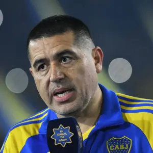 Volvió el "lavado de cabeza": Riquelme reunió al cuerpo técnico y a los jugadores tras la derrota con Vélez