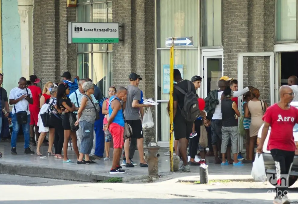 Los apagones prolongados afectan la actividad bancaria en la isla.