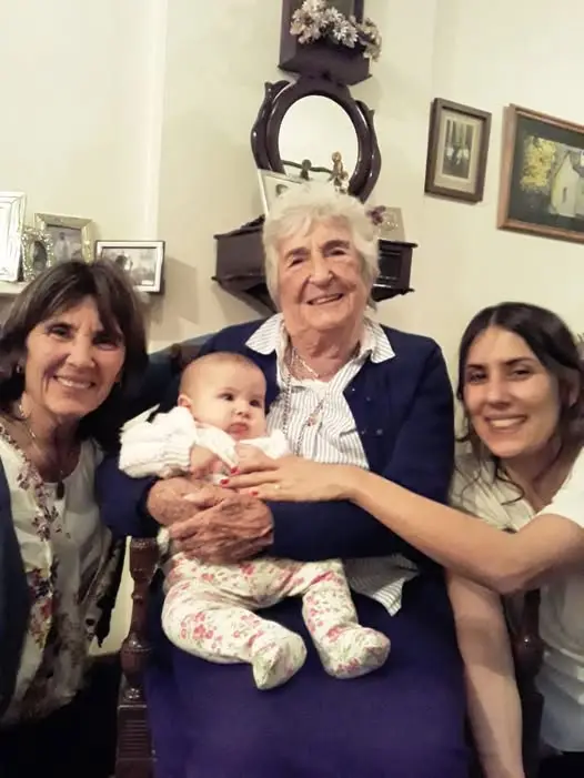 Bisabuela, abuela, nieta y bisnieta. Cuatro generaciones alrededor de un sillón en Salta