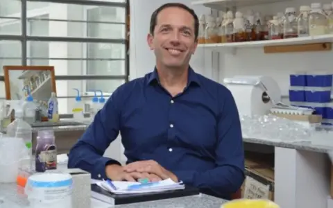 Federico Sisti es el primer investigador en presidir la Sociedad Americana de Microbiología que vive y trabaja fuera de los Estados Unidos.