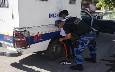 El ladrón siendo reducido por personal de Infantería
