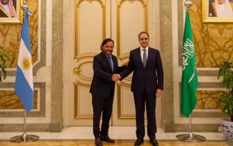 Gustavo Sáenz junto al embajador de Arabia Saudita