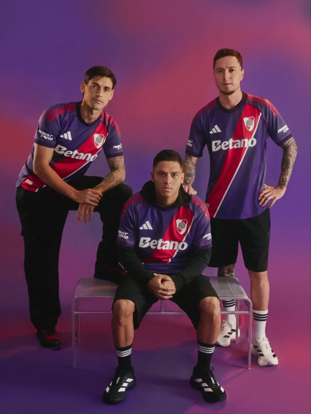 Jugadores del Millonario con la nueva indumentaria