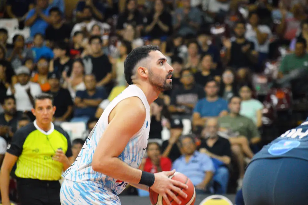 El salteño Cristian Linares, desde la línea de simples.