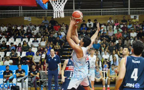 Nico Álvarez intenta meter el doble.