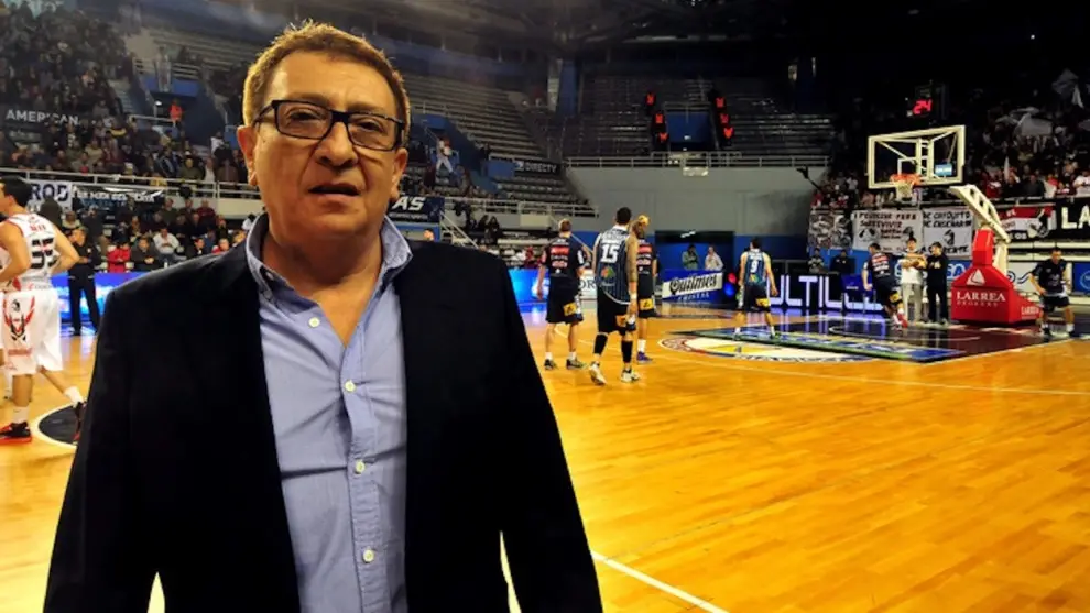 Fabián Borro en una cancha de básquet.