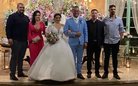 A la izquierda de la imagen, Marcelo Clayton Alves de Sousa y su esposa.