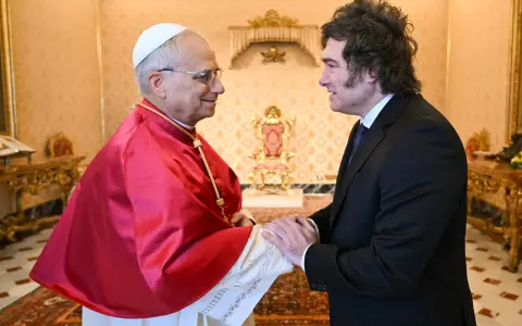 Javier Milei le envió una carta al papa León XIV y lo volvió a invitar a la Argentina