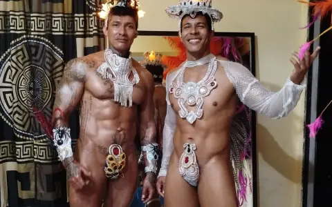 Oscar Alberto Paillo y Juancho Zamora, antes de salir a escena en los Corsos Color de Orán