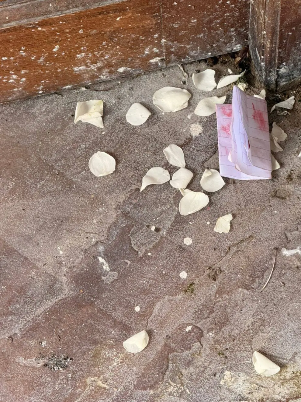 Petalos y un mensaje misterioso en la municipalidad de Rosario de Lerma