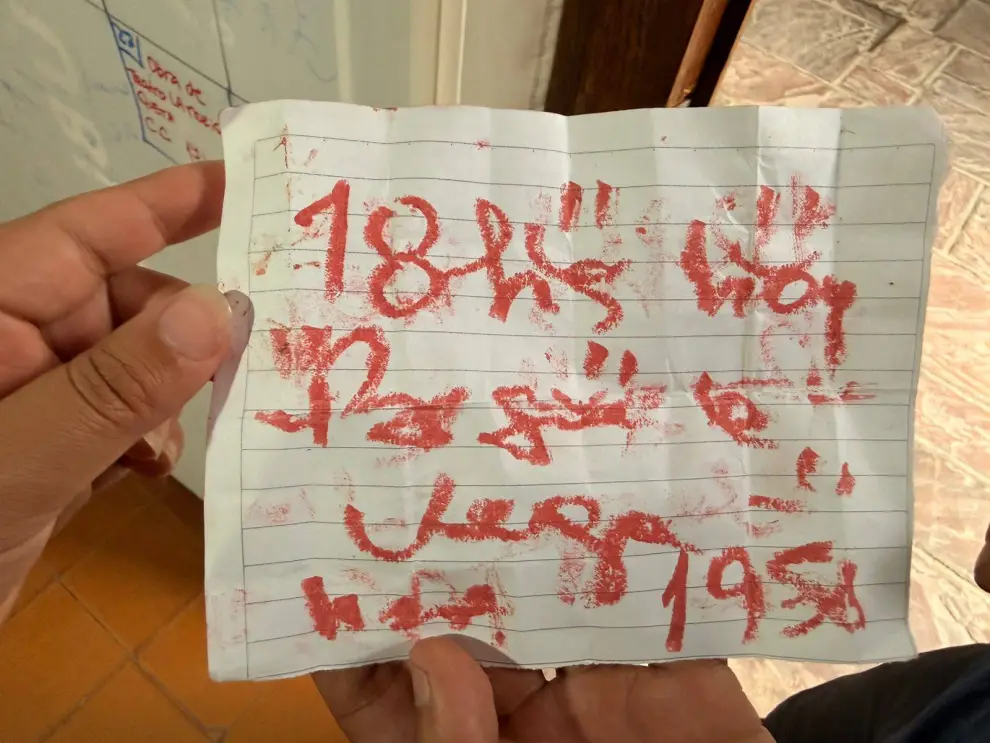 El mensaje escrito con labial rojo