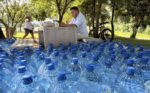 Sergio "Topo Ramos, intenta paliar el mal servicio de agua repartiendo bidones