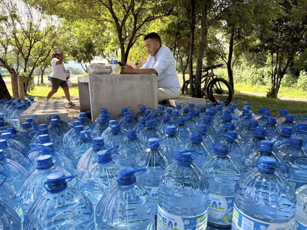Sergio "Topo Ramos, intenta paliar el mal servicio de agua repartiendo bidones
