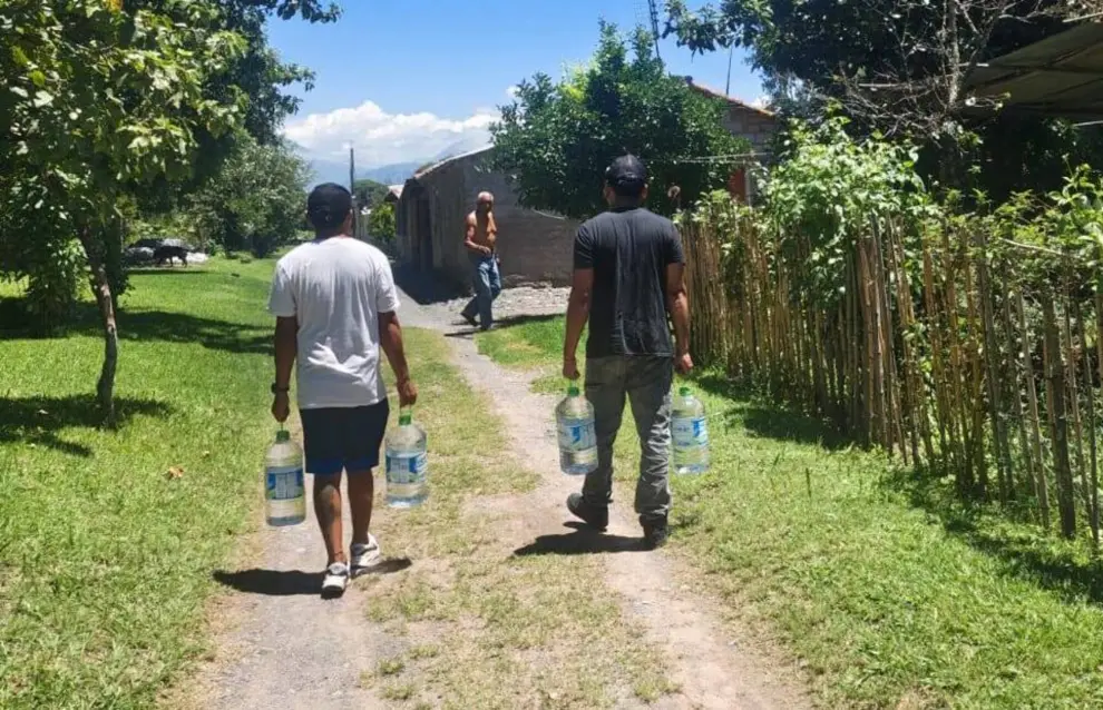Vecinos reciben bidones por la turbiedad con la que reciben el agua de la red