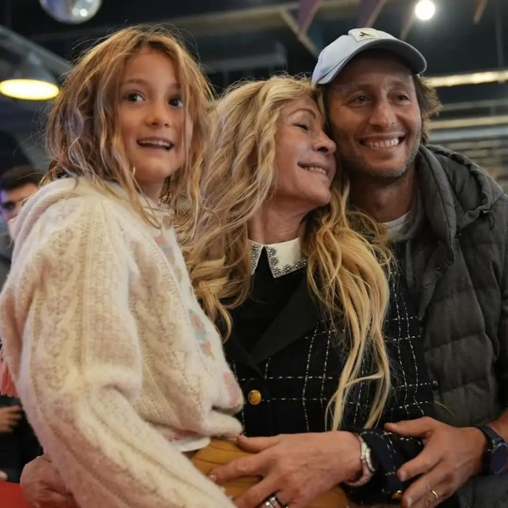 Cris Morena junto a su hijo y nieta