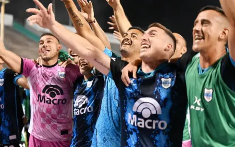 El festejo de los jugadores del lobo en el Martearena